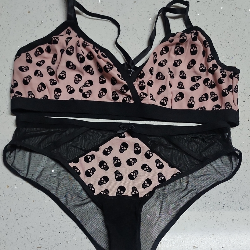 Stylish Pink and Black Skull Print Bra Set